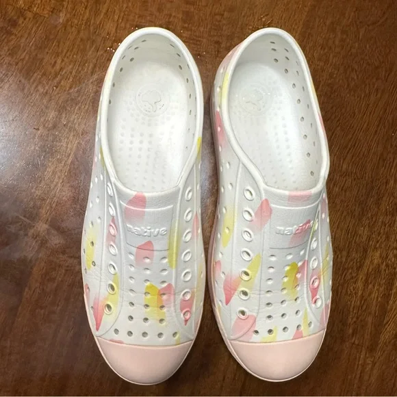 Native Jefferson Girls Shoes Milk Pink & White Slip On Size 2 Youth Waterproof - Picture 11 of 11